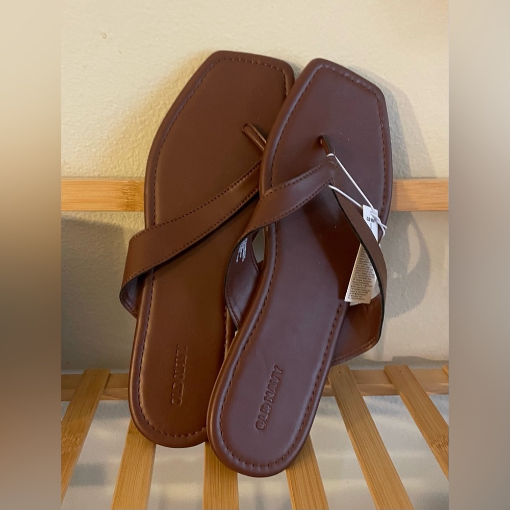 NEW…Old Navy Faux Leather Flip Flop Sandals - Picture 4 of 5